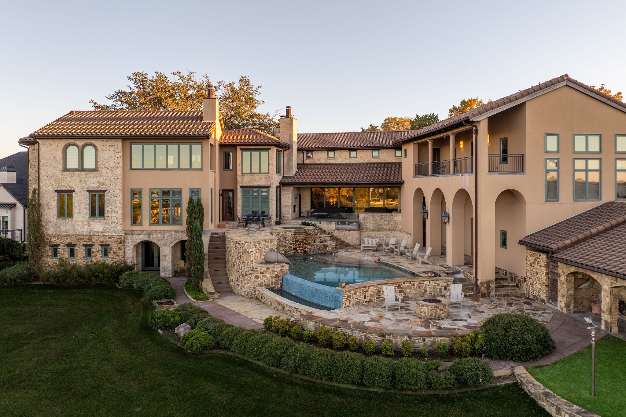 8 Meadowlake Drive
