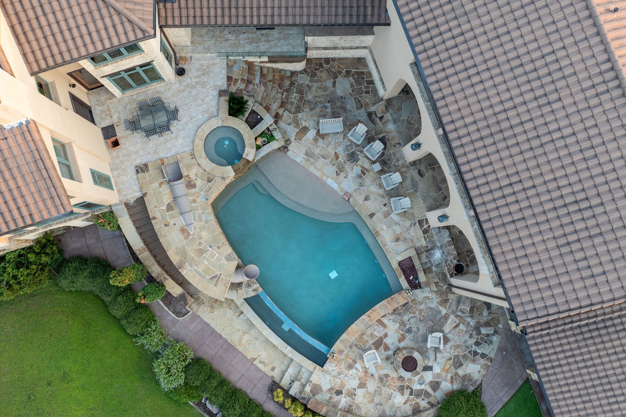 8 Meadowlake Drive
