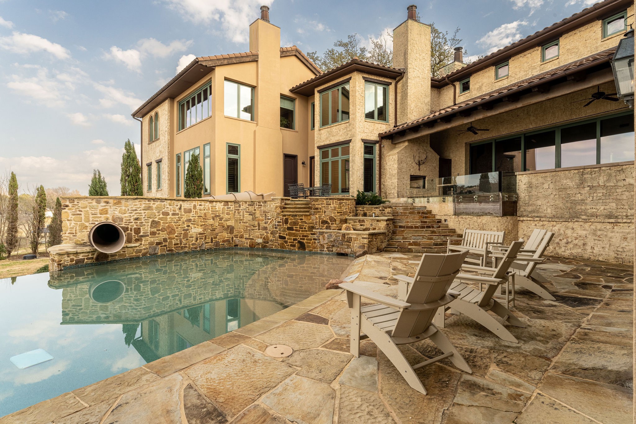 8 Meadowlake Drive