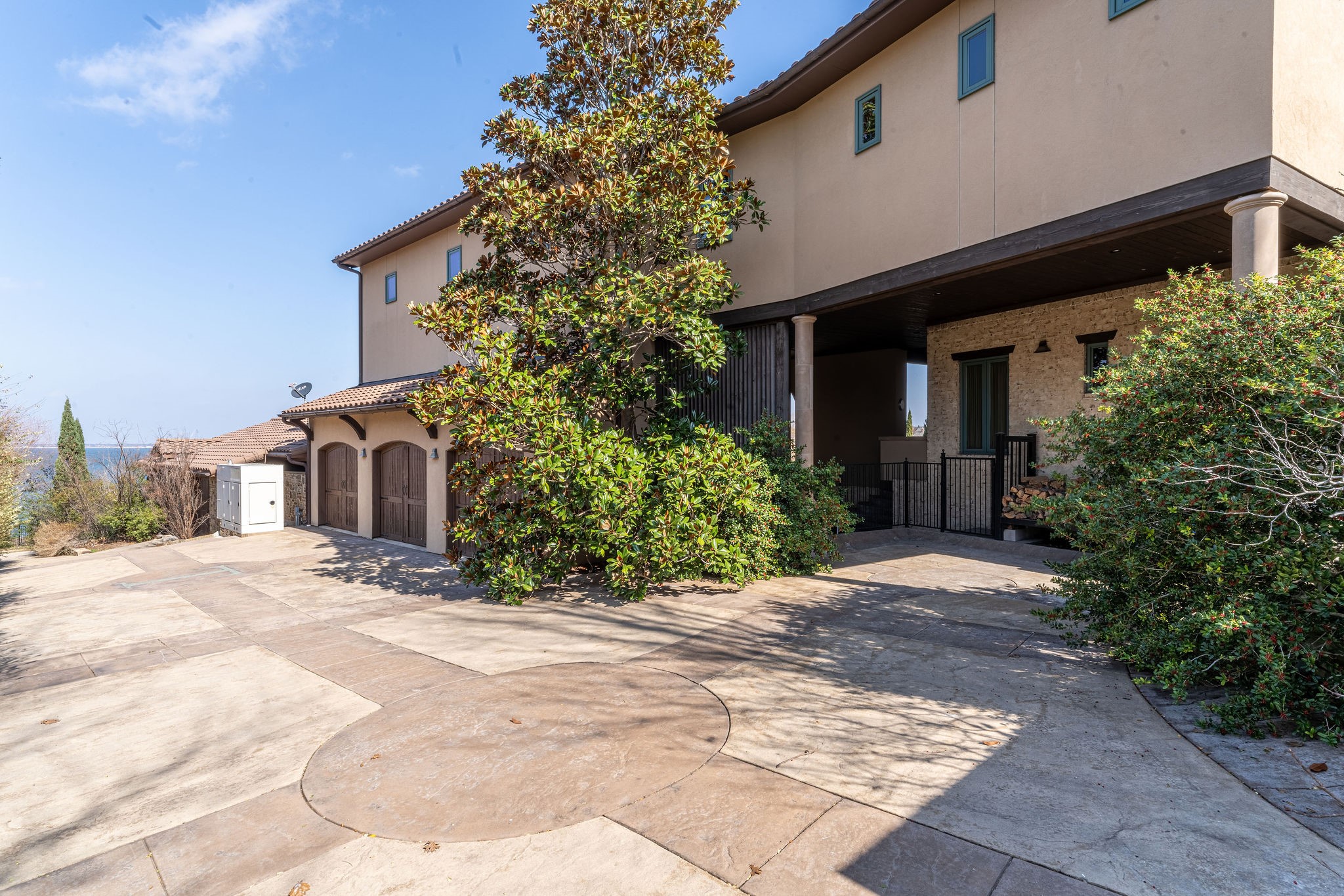 8 Meadowlake Drive