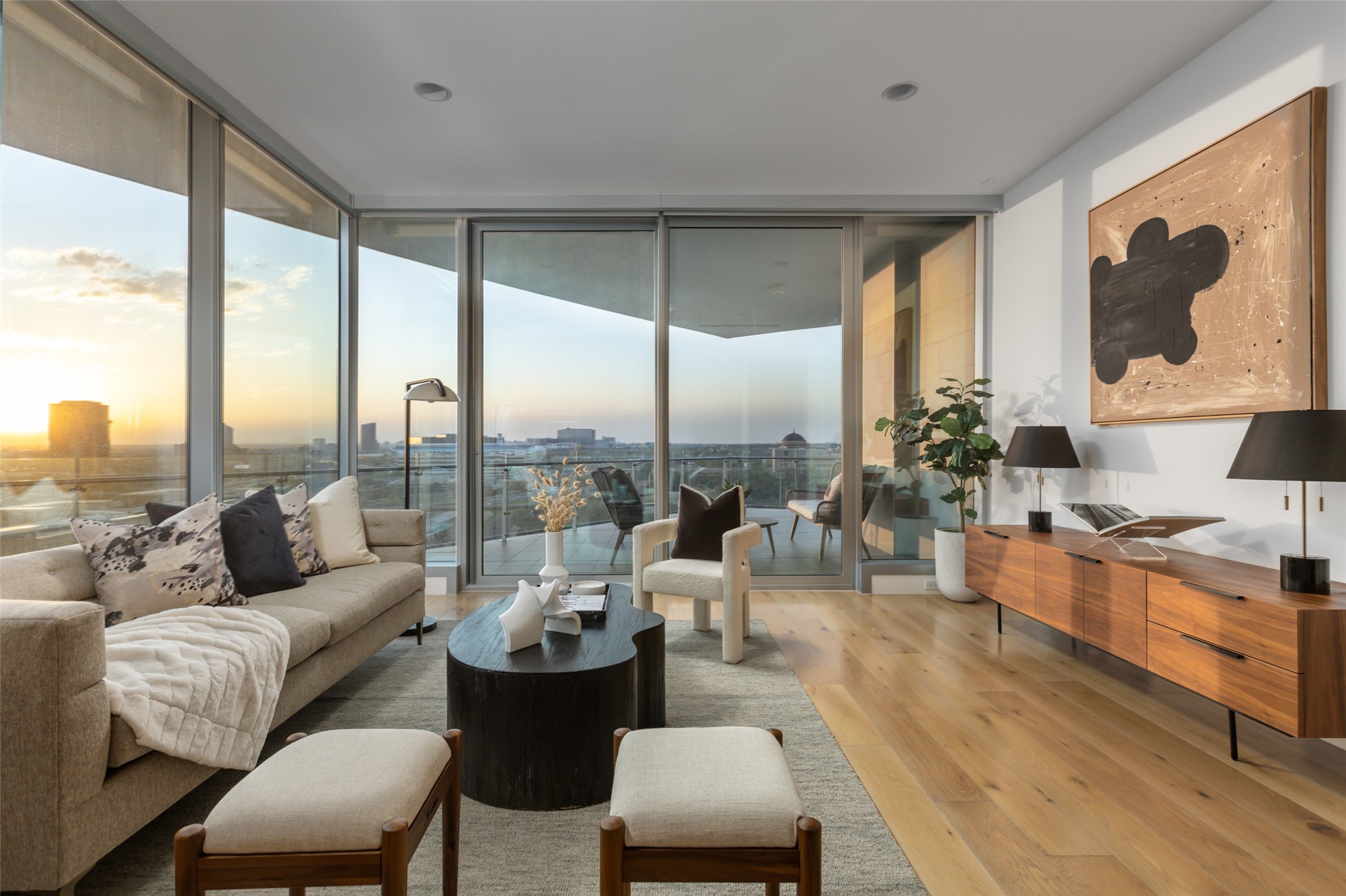 3130 N Harwood Street 903