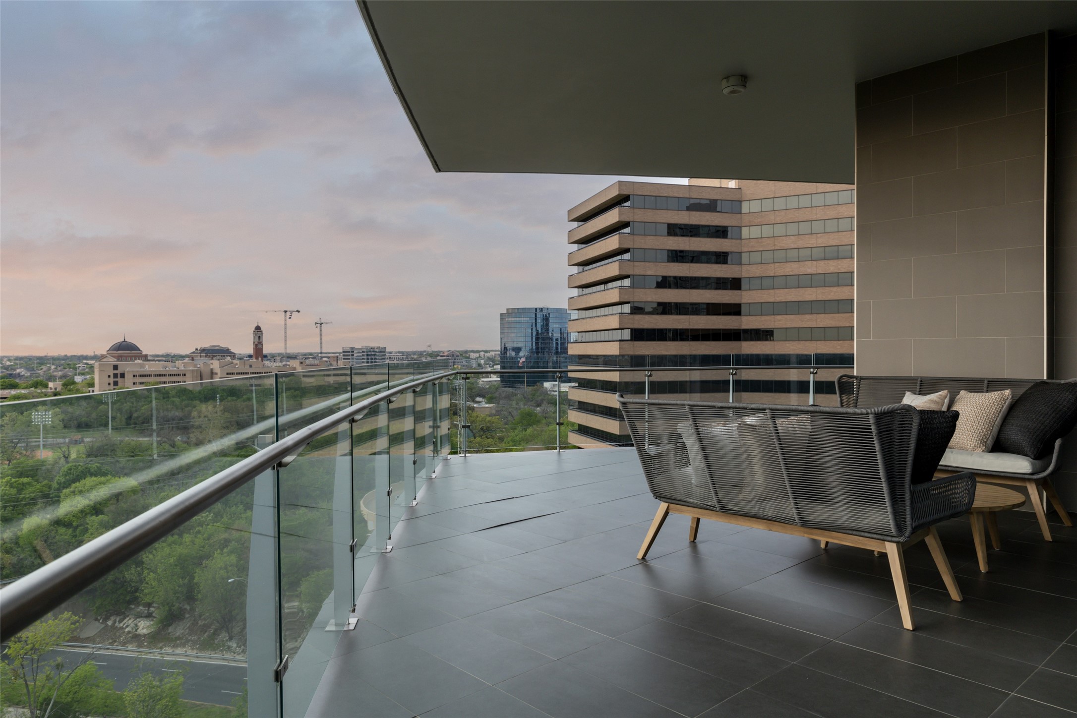 3130 N Harwood Street 903