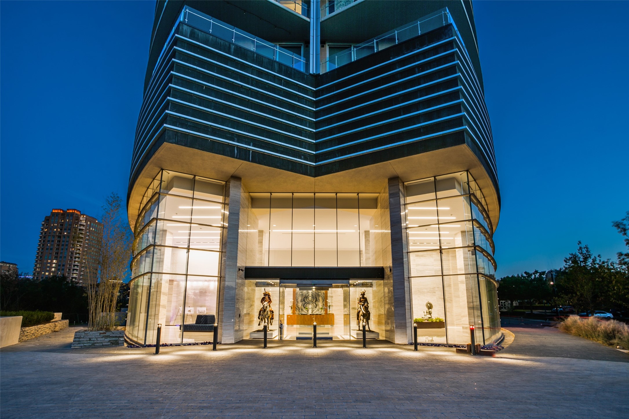 3130 N Harwood Street 903