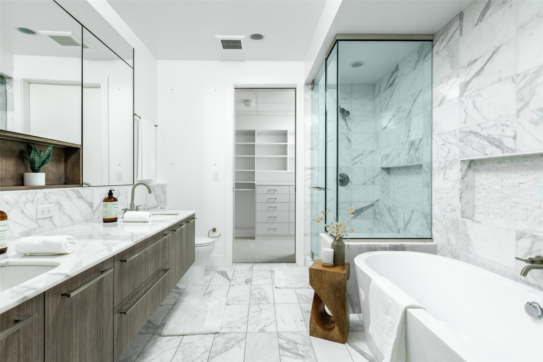 3130 N Harwood Street 903