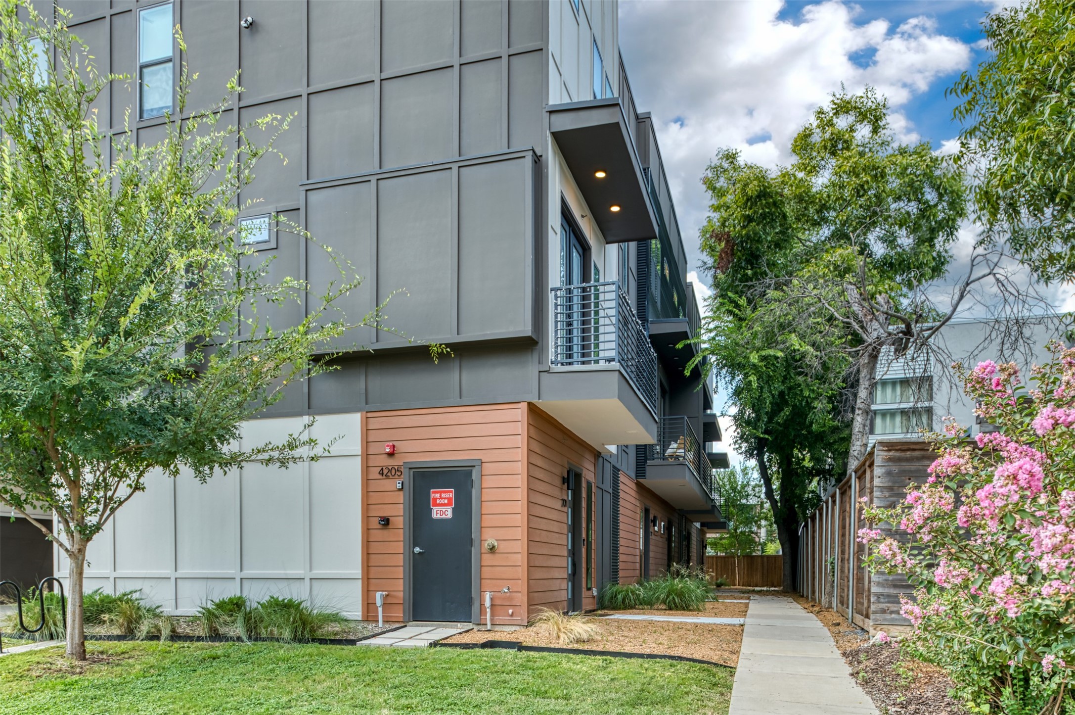 4205 Roseland Avenue 202