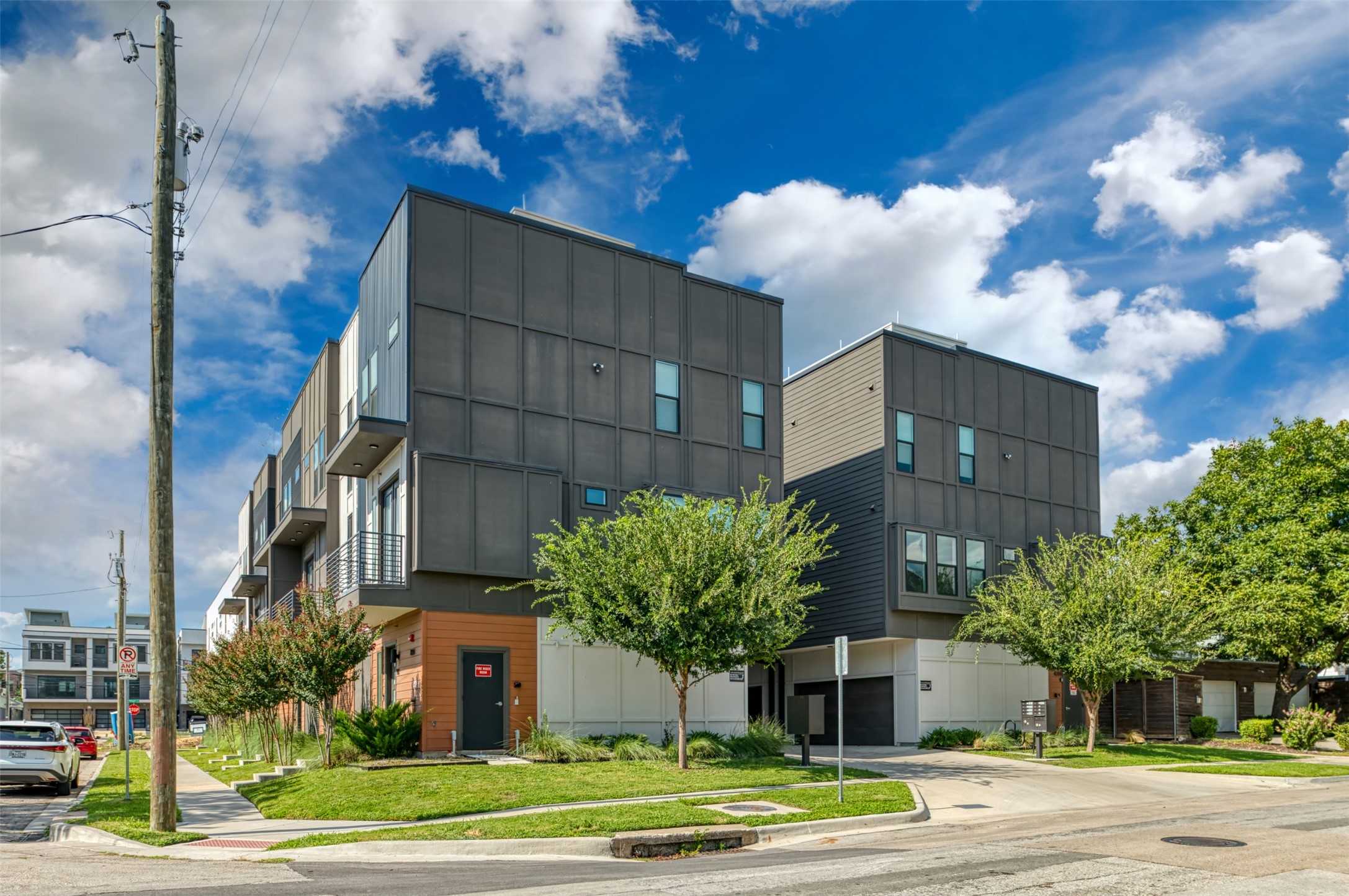 4205 Roseland Avenue 202