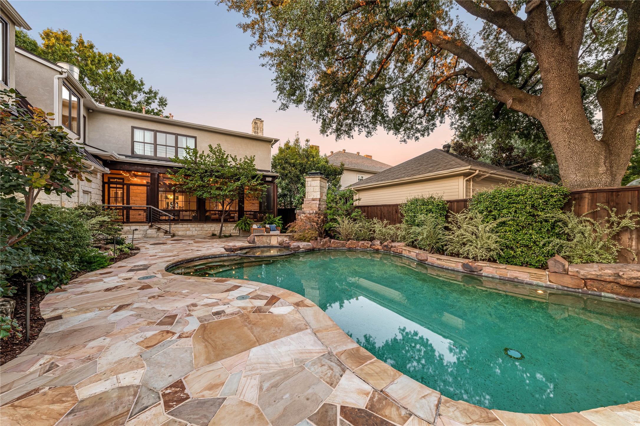 3933 Centenary Avenue