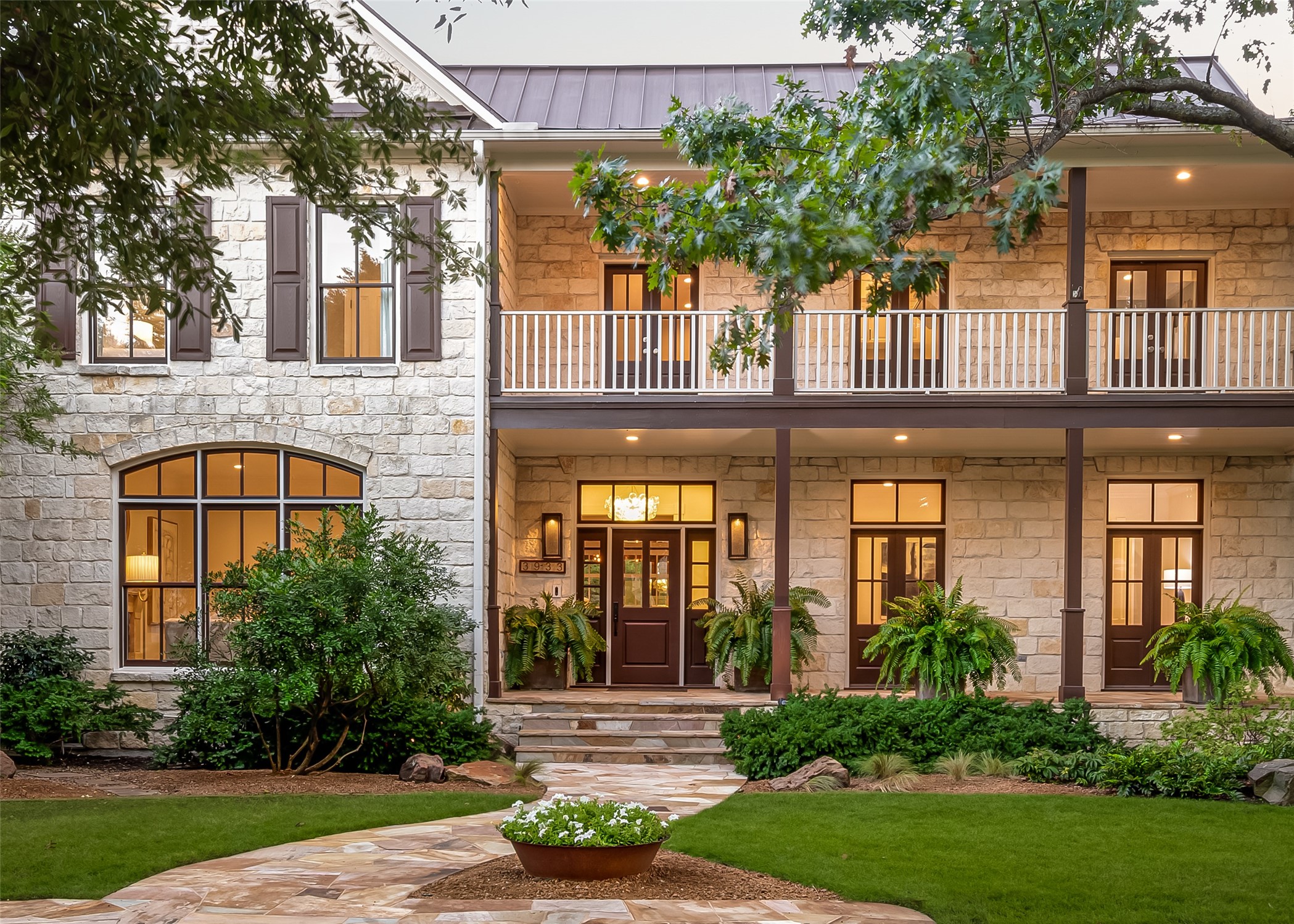 3933 Centenary Avenue