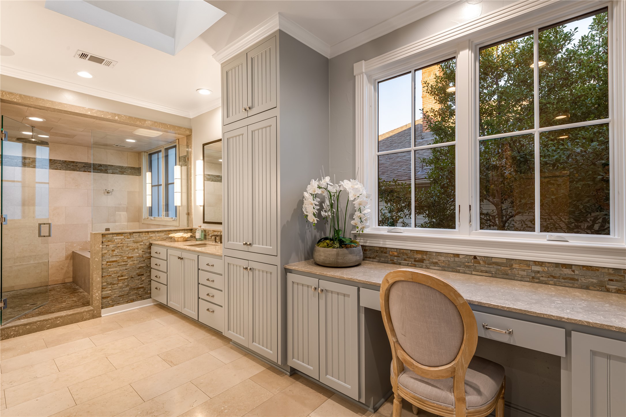 3933 Centenary Avenue