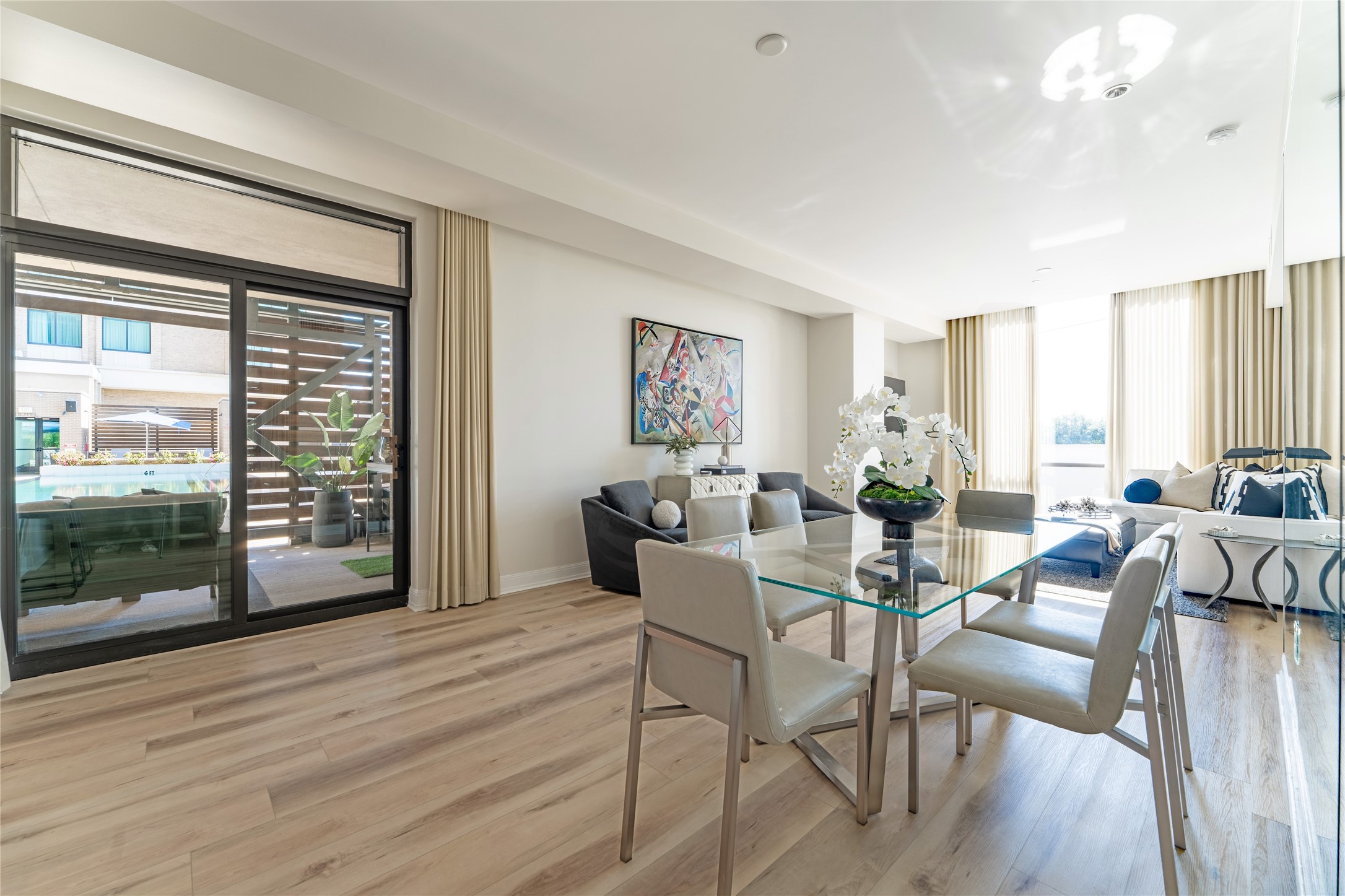 5656 N Central Expressway 207