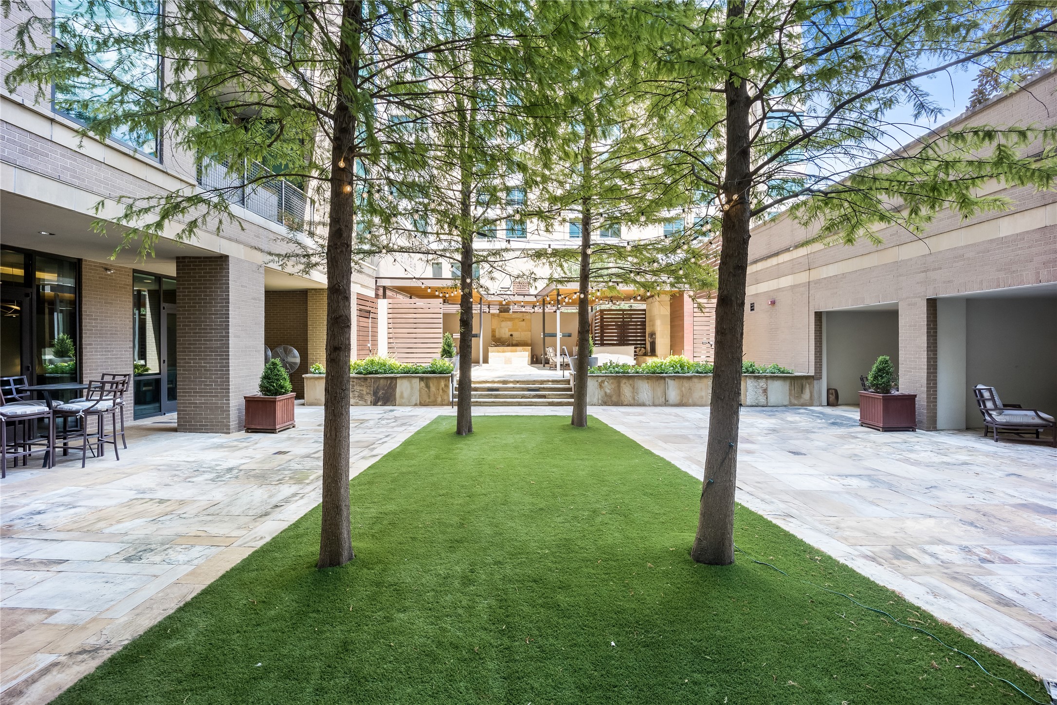 5656 N Central Expressway 400