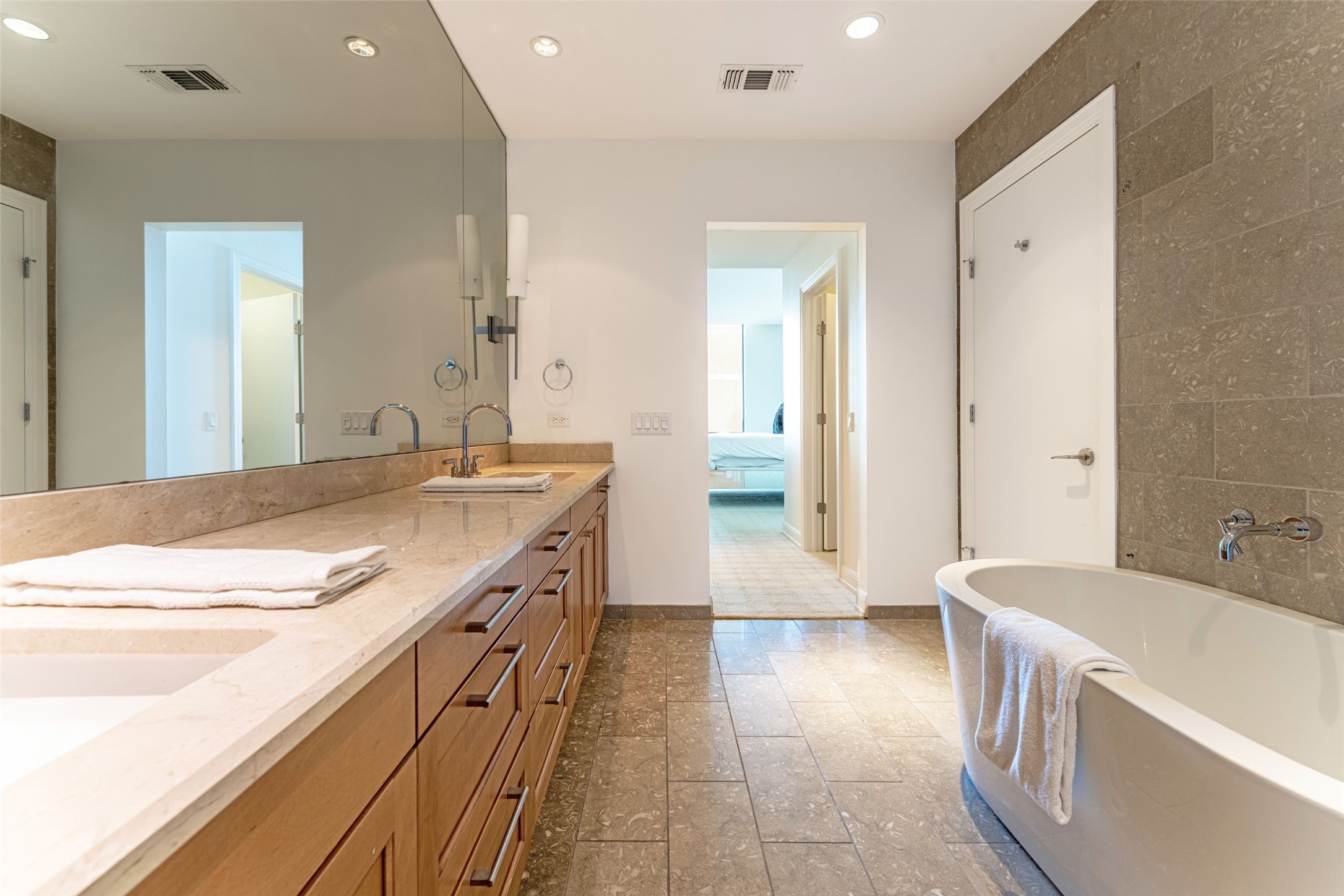 5656 N Central Expressway 400