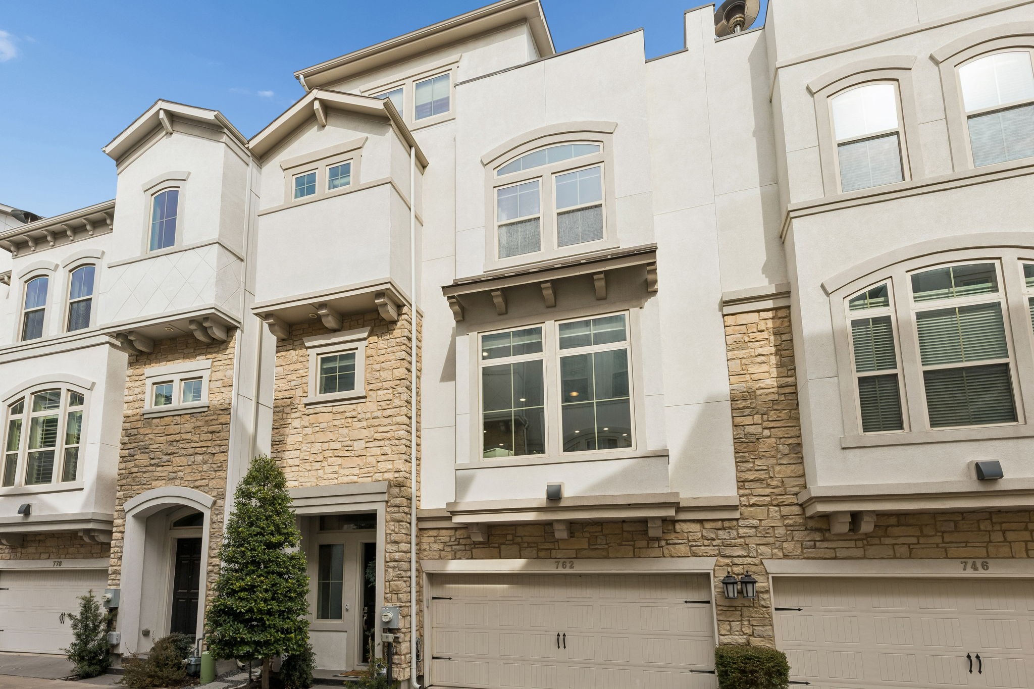 762 Spanish Oaks Place