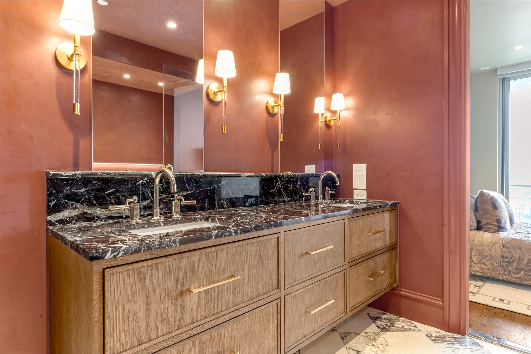 3130 N Harwood 1502