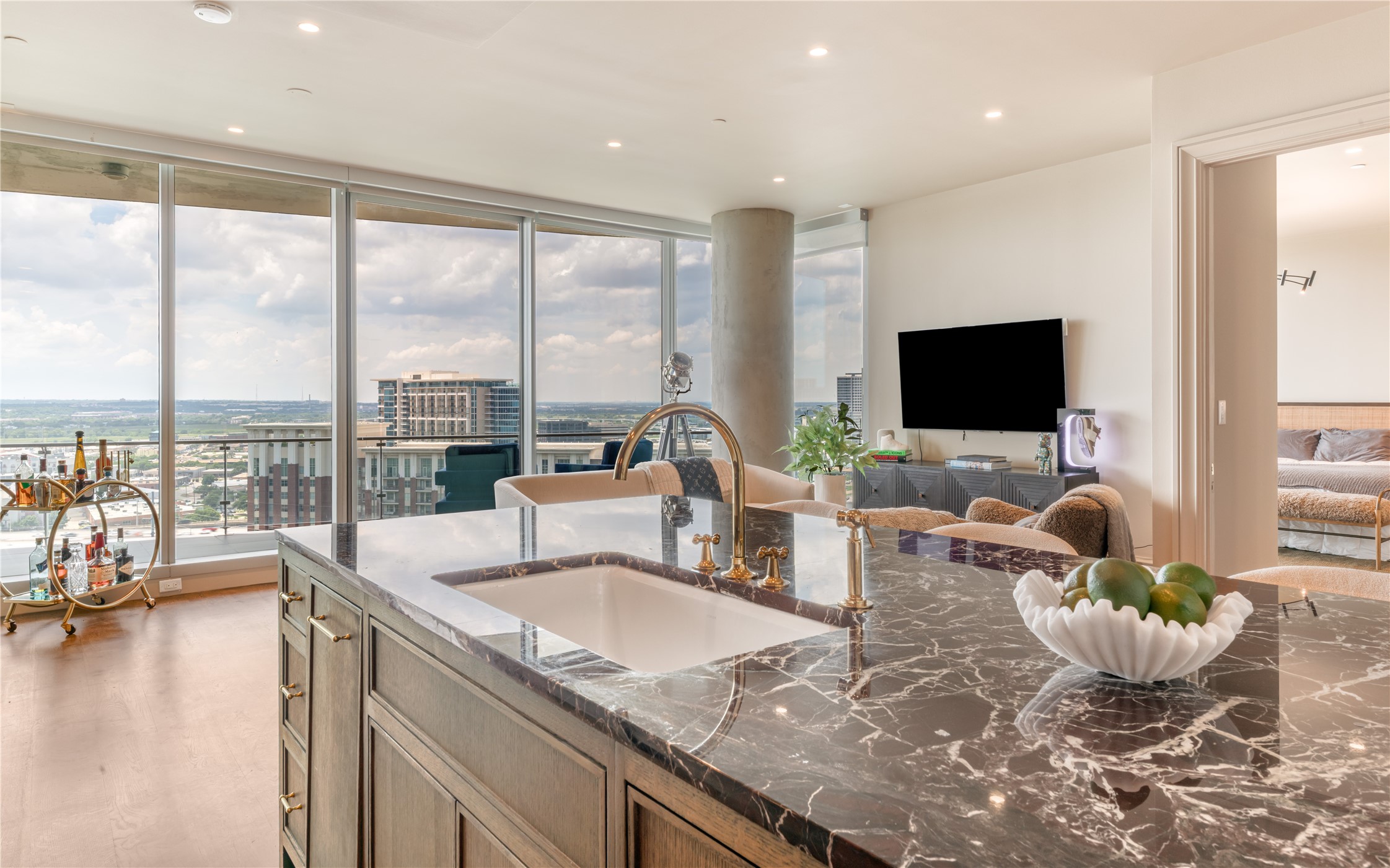 3130 N Harwood 1502