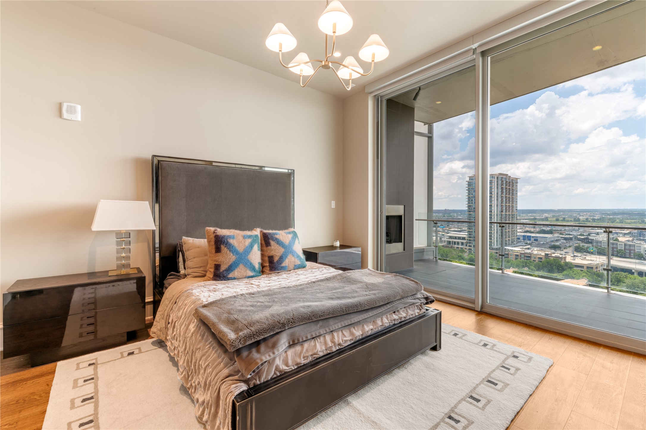 3130 N Harwood 1502