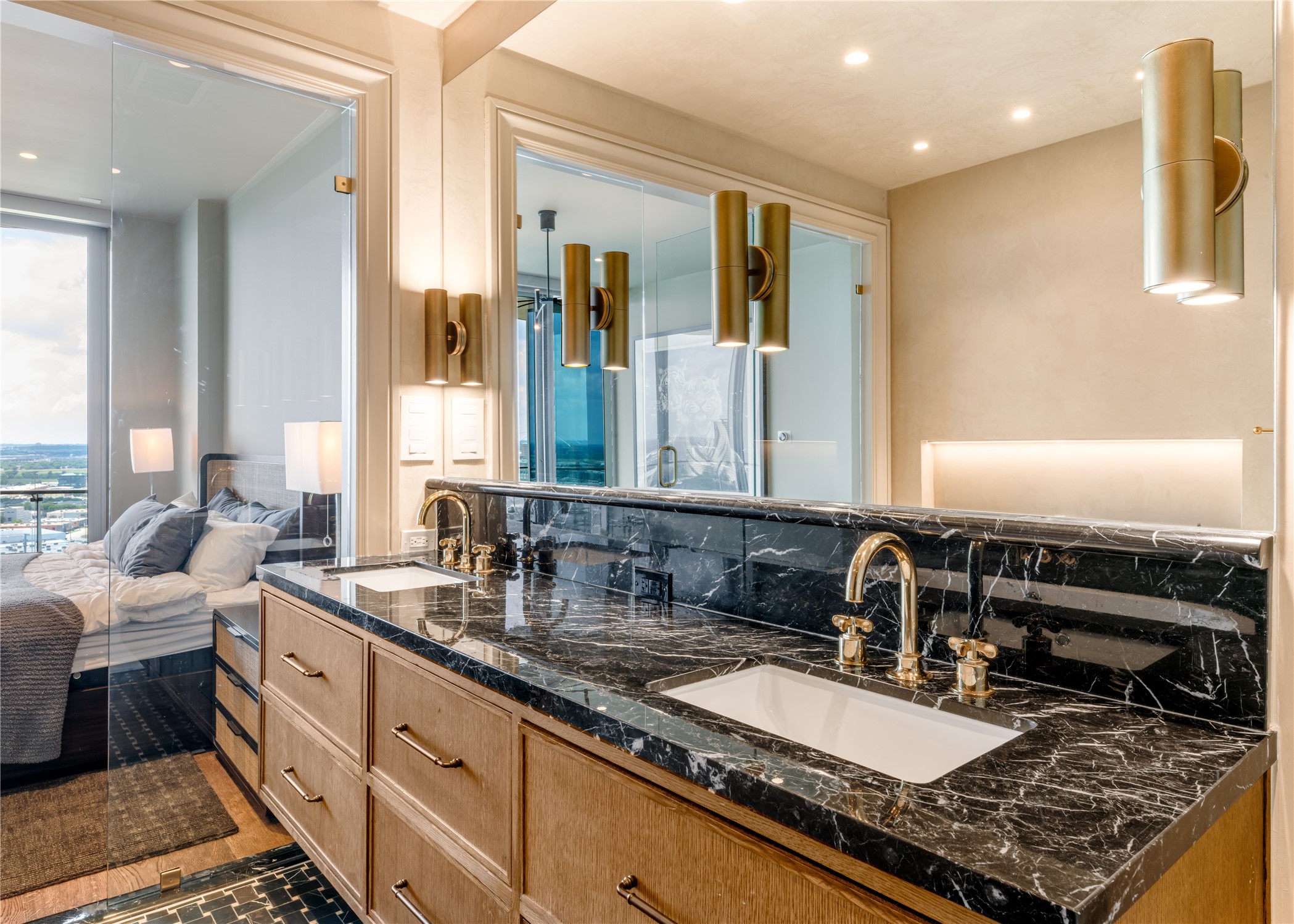 3130 N Harwood 1502