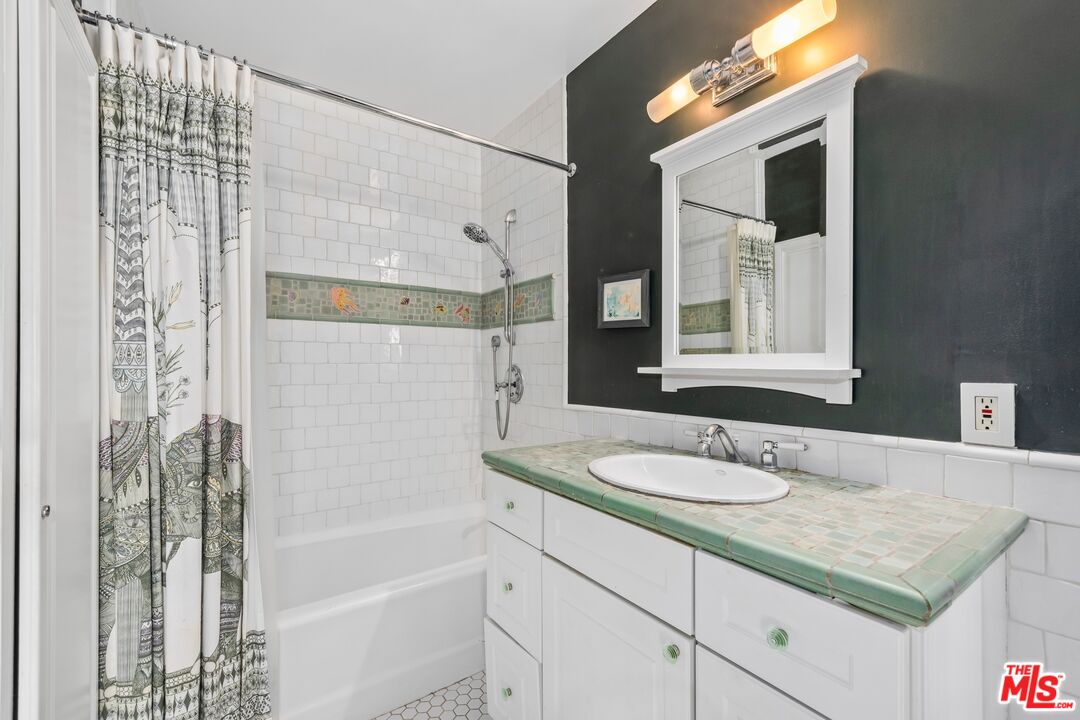 2412 Ocean Ave Unit: 4