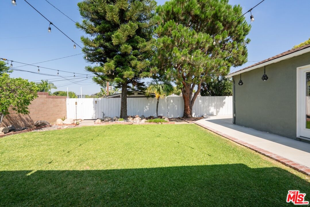 8615 Calmosa Ave