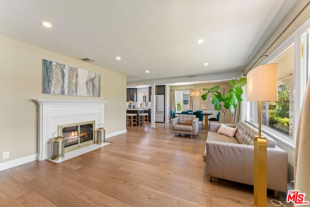 8615 Calmosa Ave