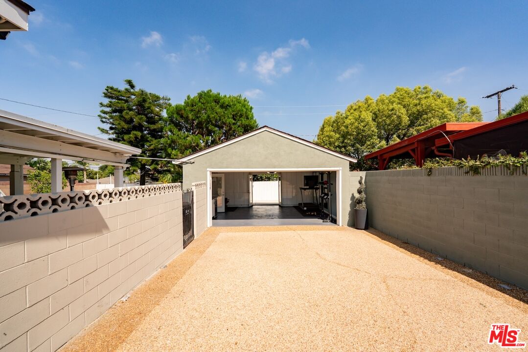 8615 Calmosa Ave