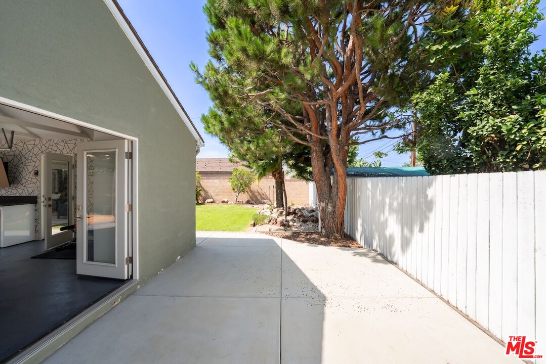 8615 Calmosa Ave