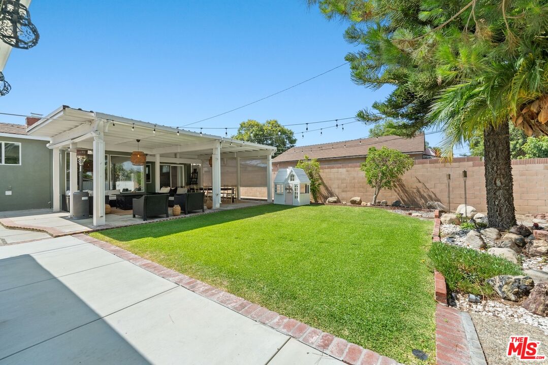 8615 Calmosa Ave