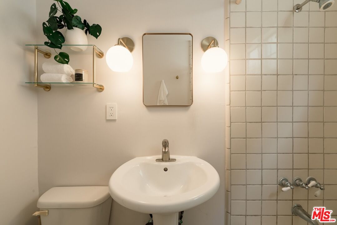 2910 Arizona Ave Unit: 1