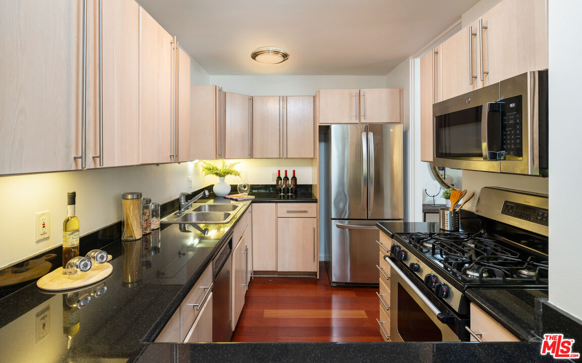 330 S Barrington Ave Unit: 307