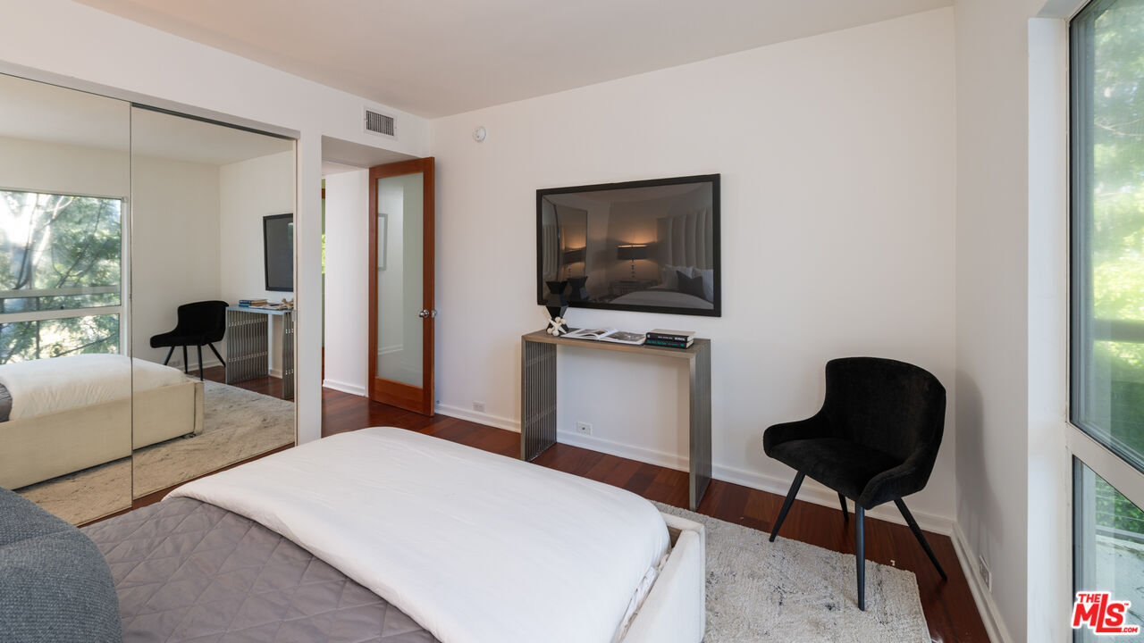 330 S Barrington Ave Unit: 307