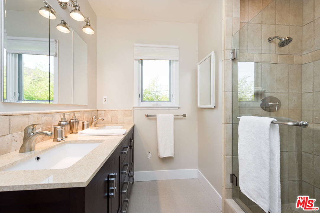 3401 Camino De La Cumbre