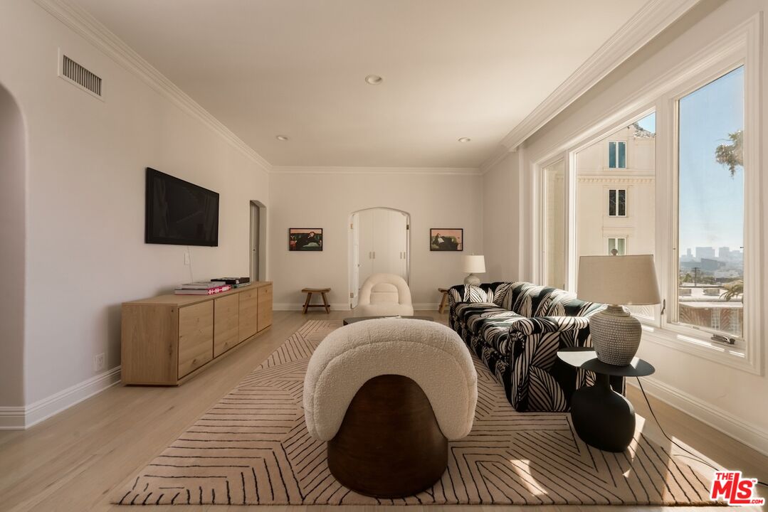 1424 N Crescent Heights Blvd Unit: 54