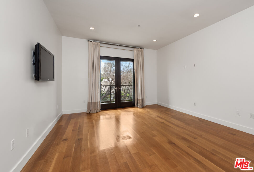 1304 S Roxbury Dr Unit: 301
