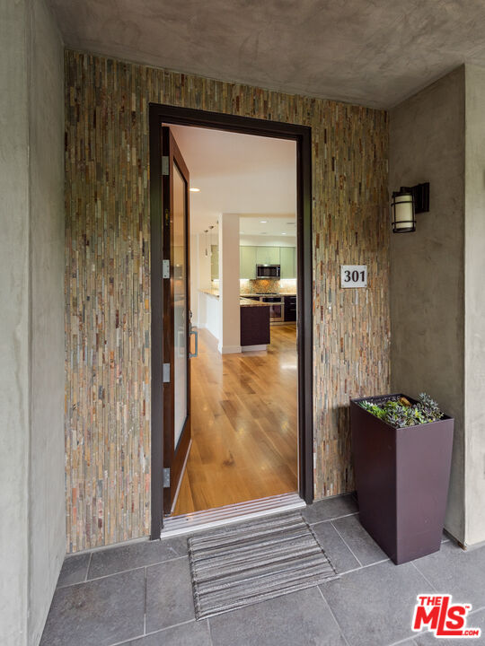 1304 S Roxbury Dr Unit: 301