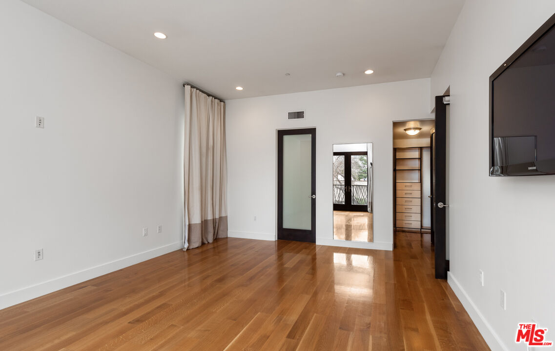 1304 S Roxbury Dr Unit: 301