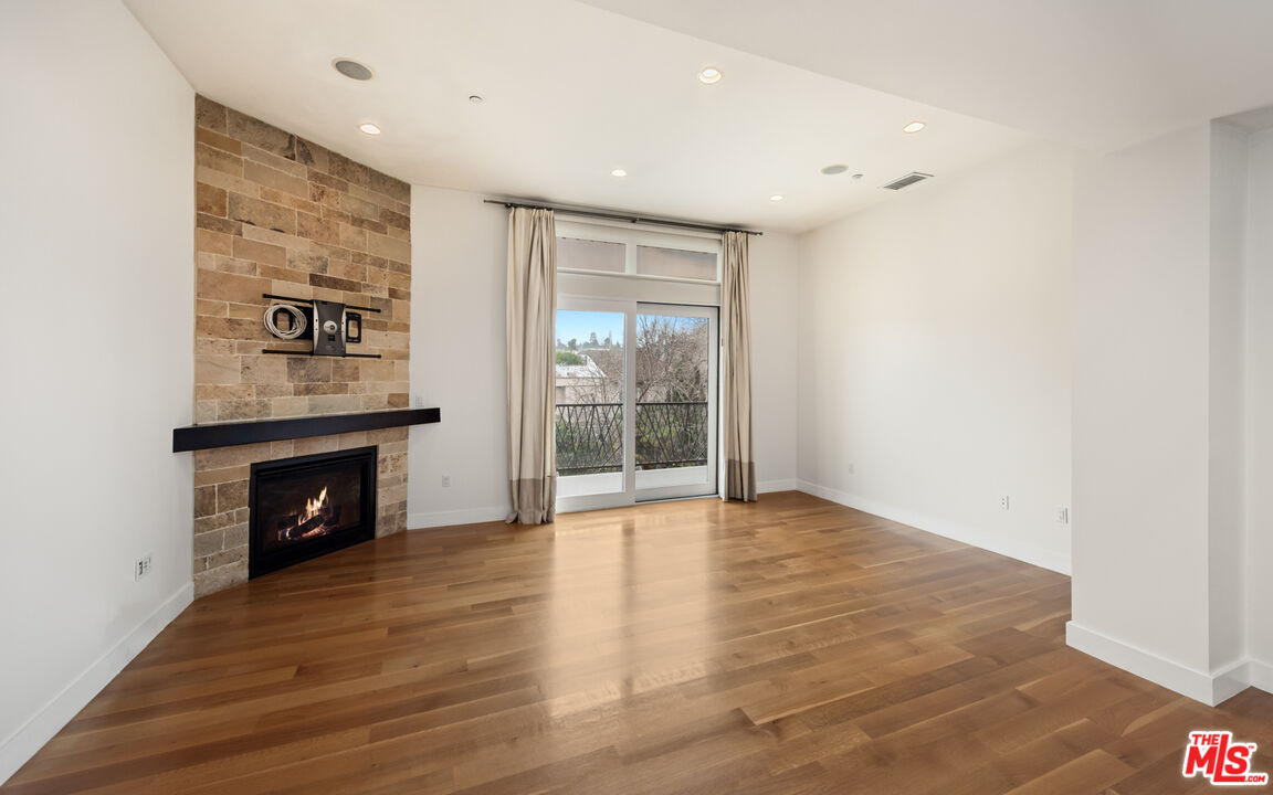1304 S Roxbury Dr Unit: 301