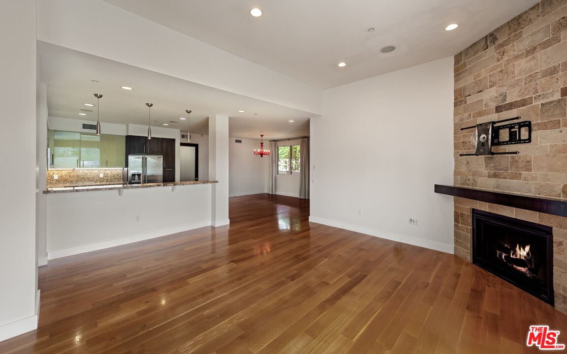 1304 S Roxbury Dr Unit: 301