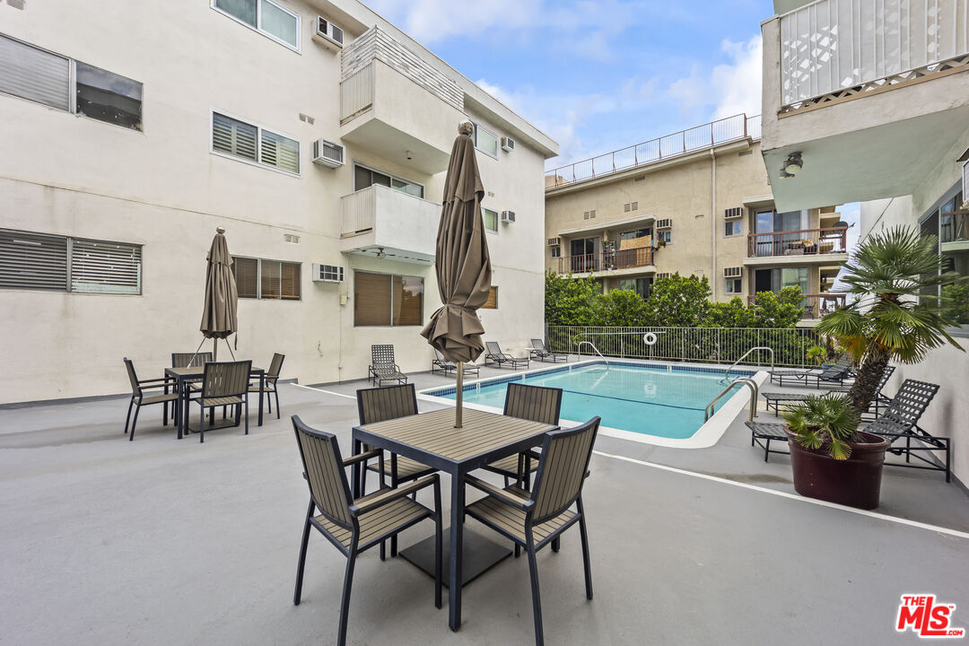 960 Larrabee St Unit: 222