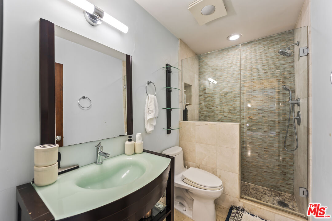 960 Larrabee St Unit: 222