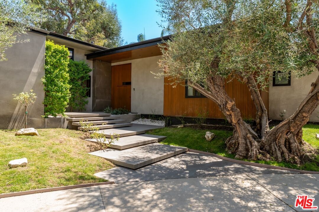 9108 Alanda Pl