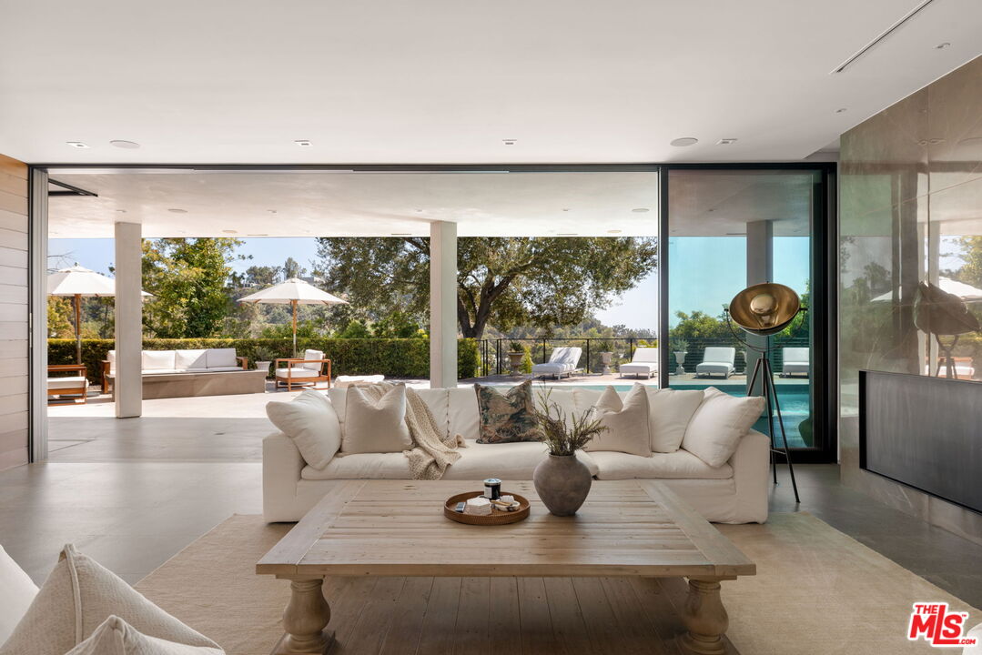9108 Alanda Pl