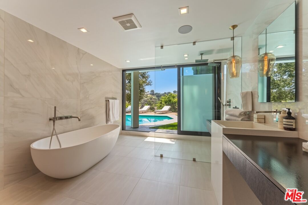 9108 Alanda Pl