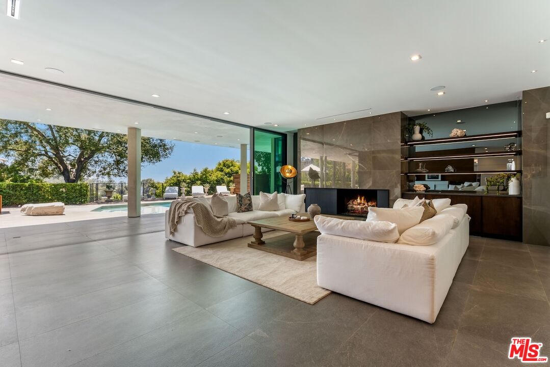 9108 Alanda Pl