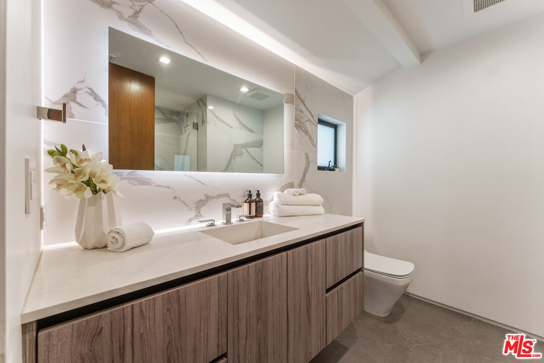 9108 Alanda Pl