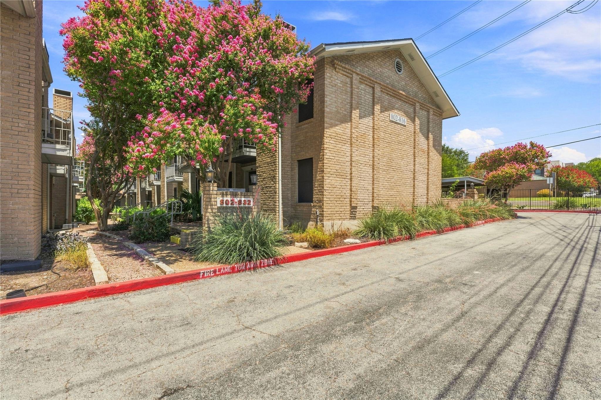 818 Banister LN