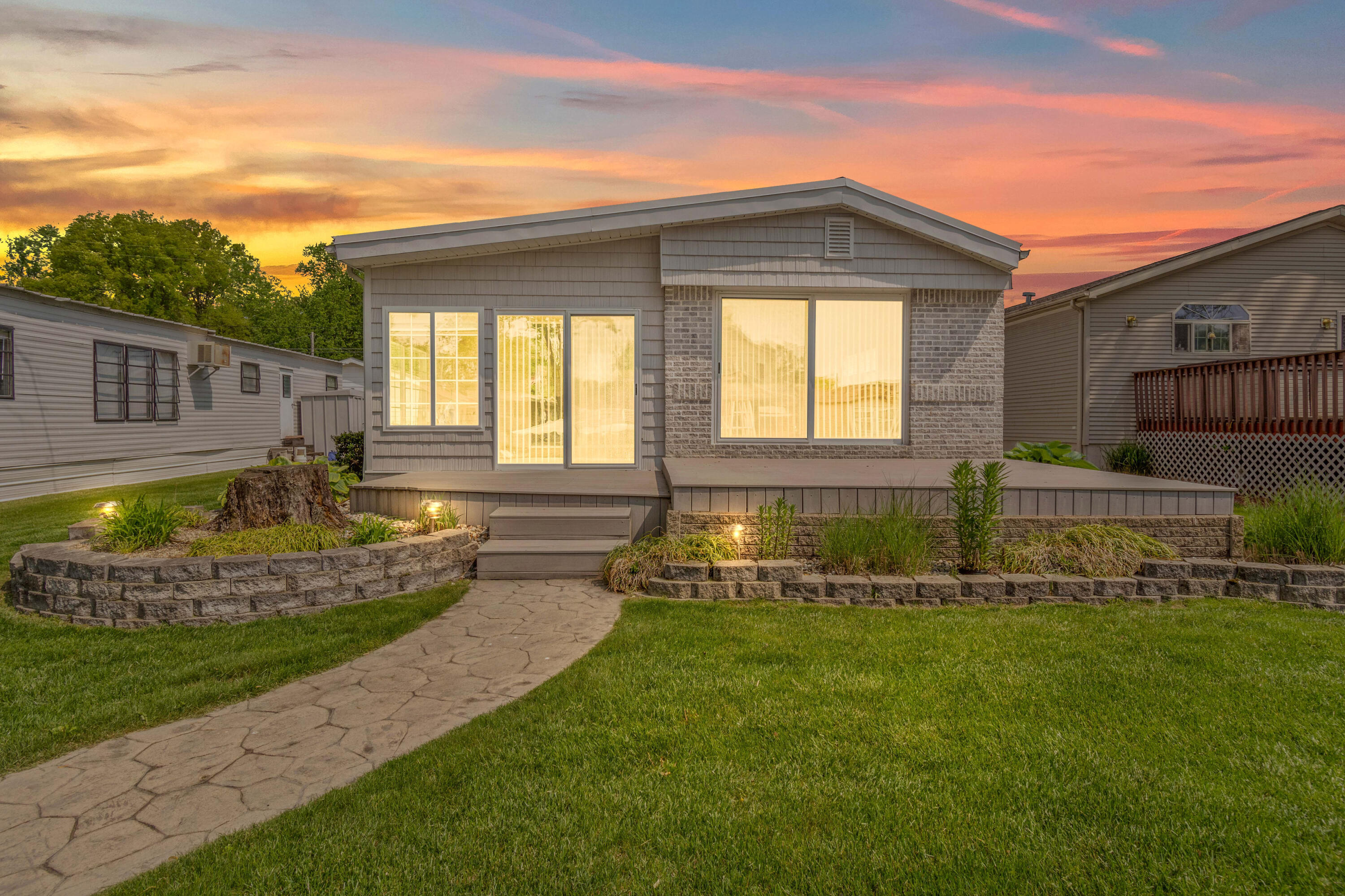 483 Maple Ln