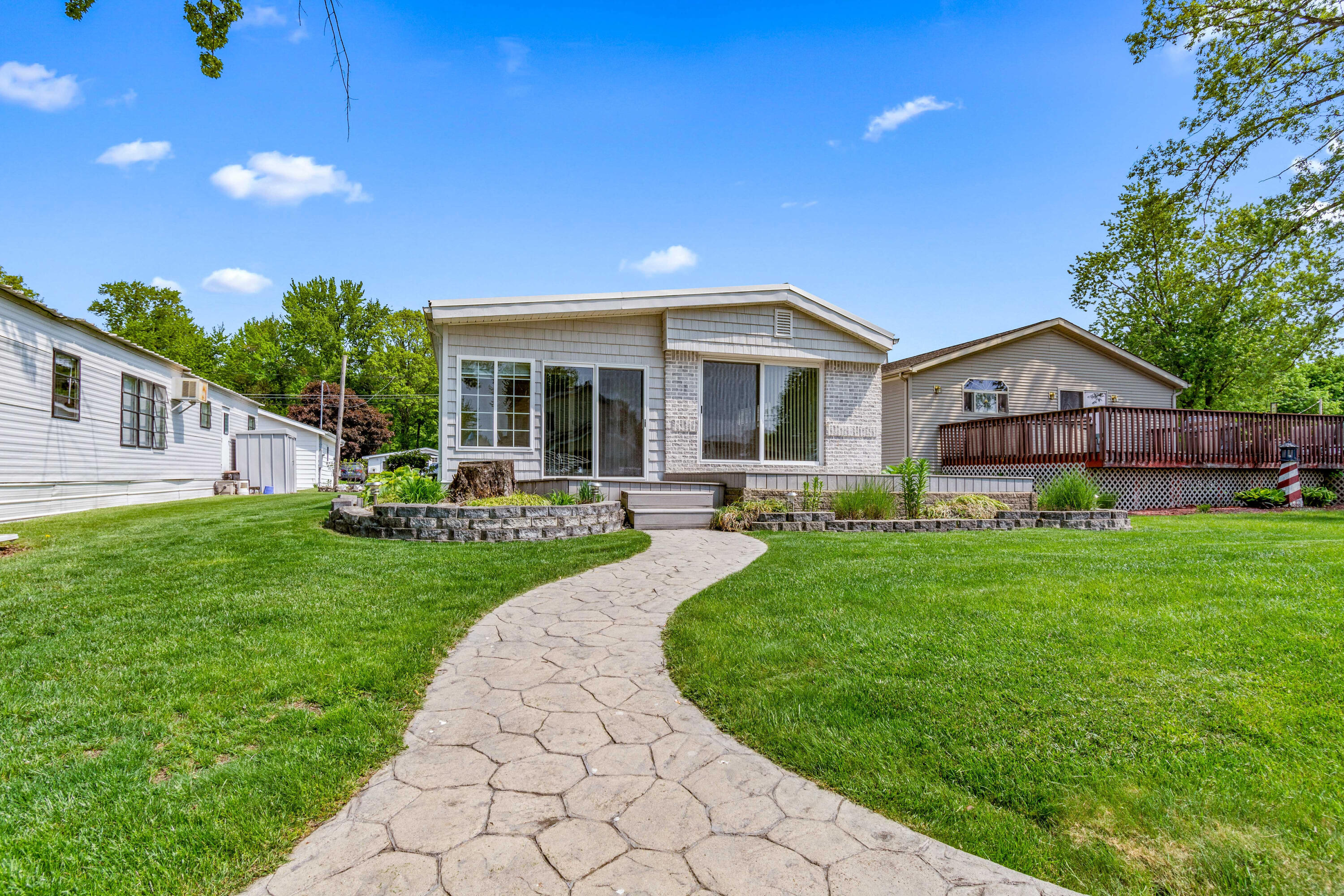 483 Maple Ln