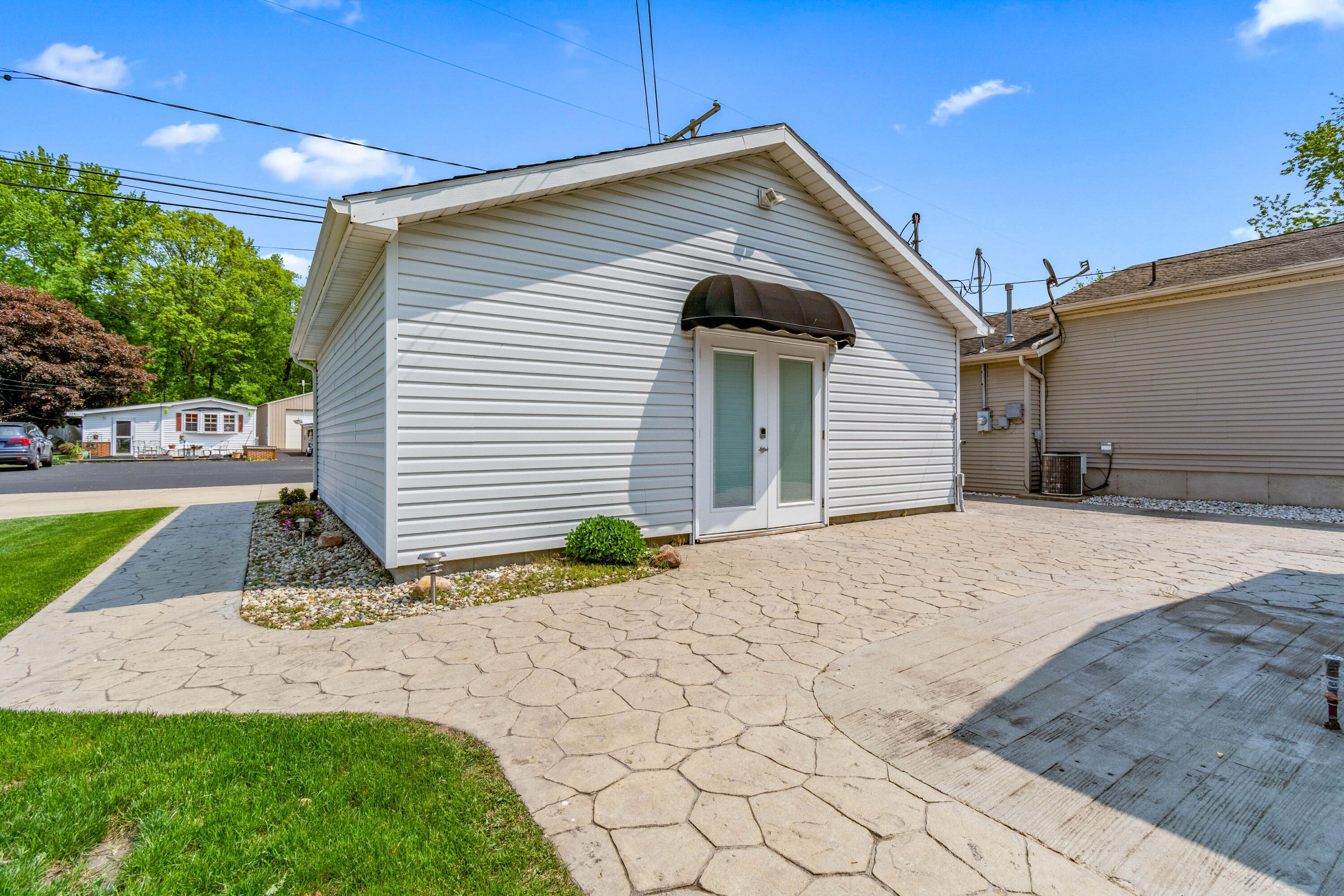 483 Maple Ln