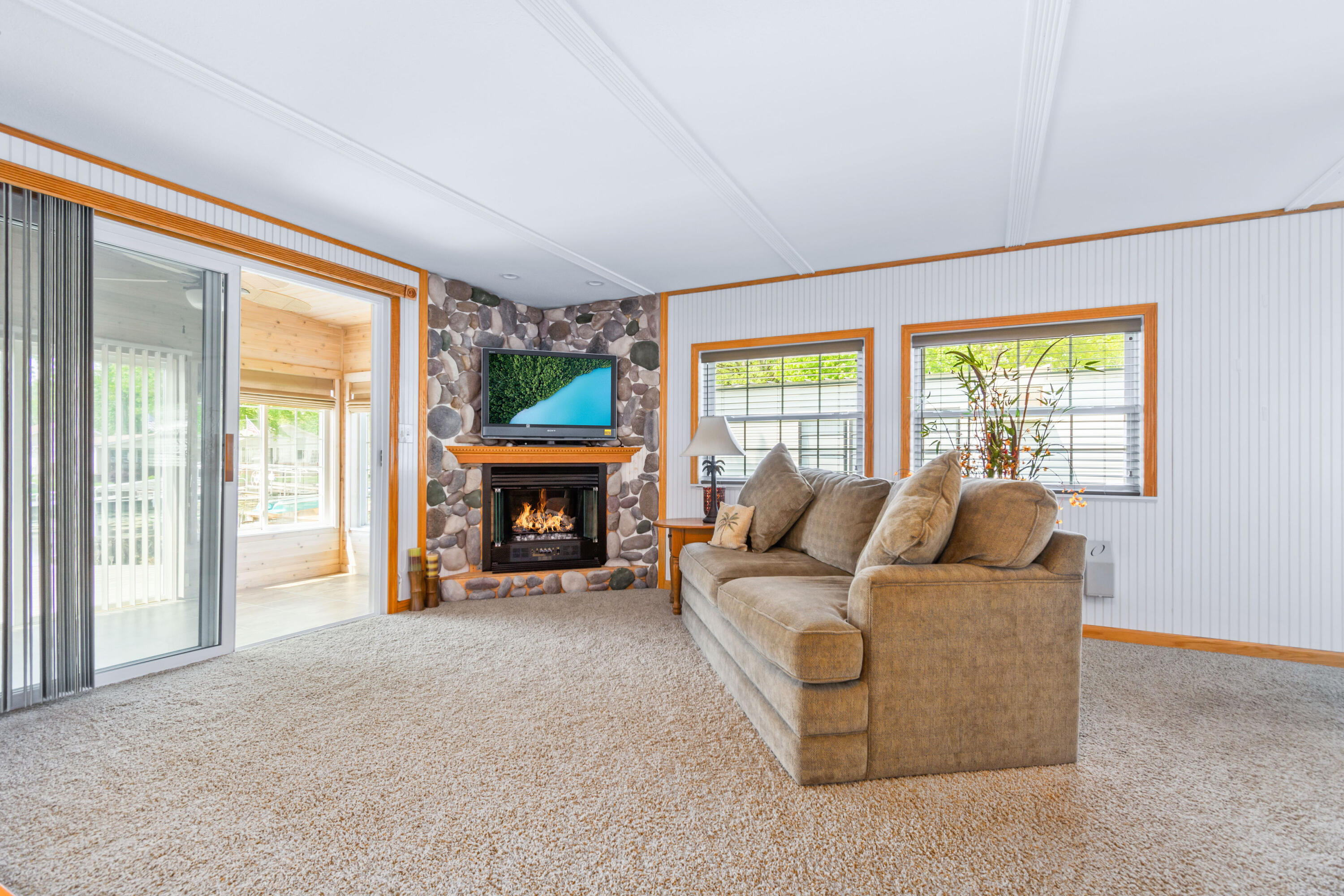 483 Maple Ln