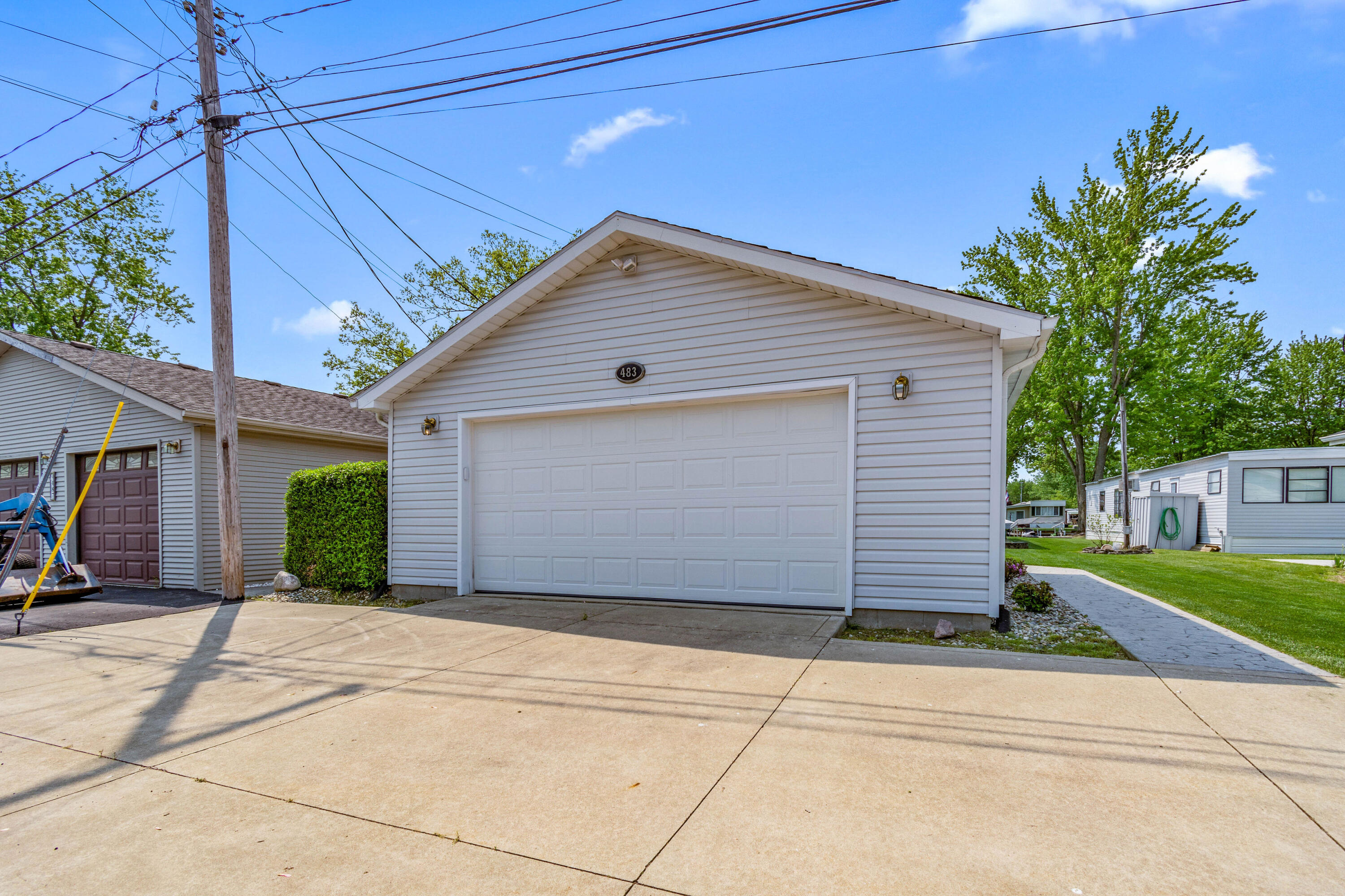 483 Maple Ln